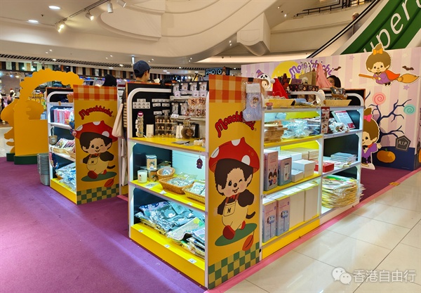 香港萬圣狂歡 Monchhichi萌趣萬圣節 × 療愈秋期間限定店，打造奇幻家居體驗